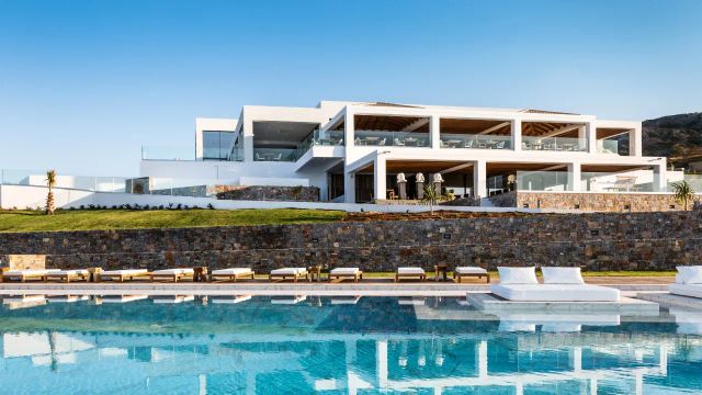 Abaton Island Resort Pool und Gebäude von Außen