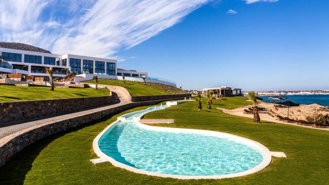 Abaton Island Resort Pool mit grüner Wiese drumherum