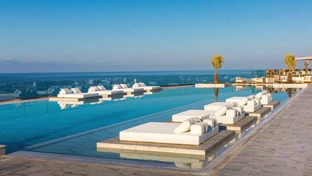 Abaton Island Resort Buddga Beach Bar mit Pool und Liegestühlen direkt am Pool