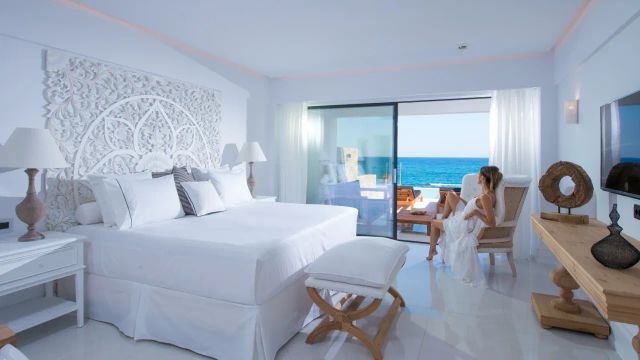Abaton Island Resort Privatpool Zimmer im hellen Ambiente und großem Bett