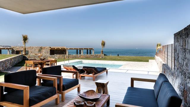 Abaton Island Resort Dream Villa Außenbereich mit Sitzmöglichkeiten, Pool und Meerblick