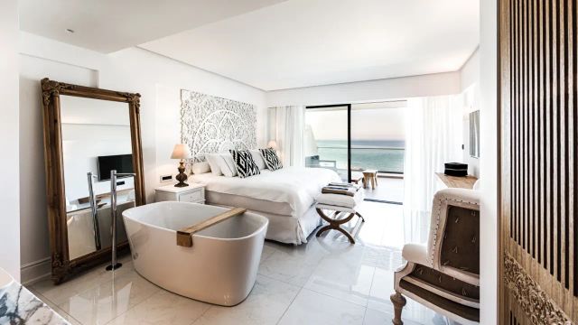Abaton Island Resort Thalasso Zimmer mit King Size Bett, Spiegel, Badewanne und anderen Annehmlichkeiten wie Meerblick