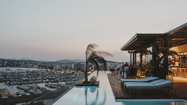 Aguas de Ibiza Infinity Pool mit Liegestühlen