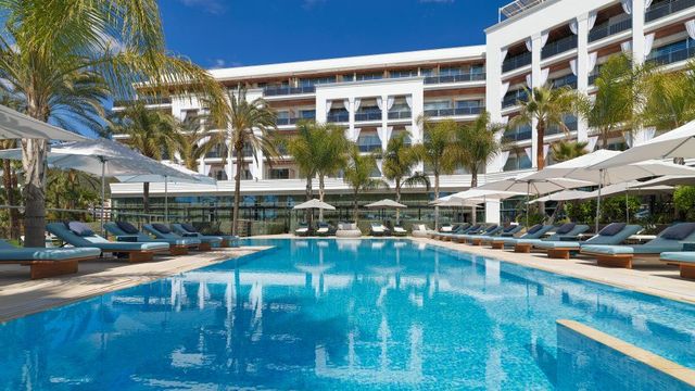 Aguas de Ibiza Pool mit Palmen