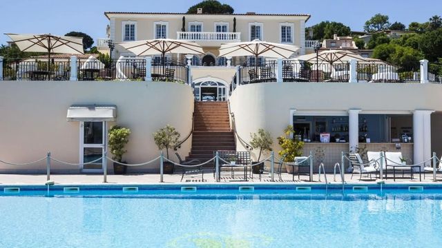 Prächtige Hotelvilla mit Terrasse und Pool im Vordergrund