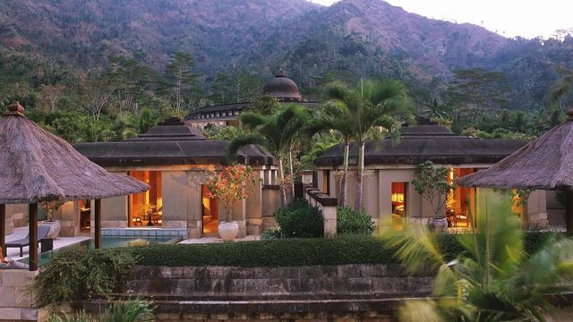 Hotelarchitektur umgeben von Palmen und Bergkulisse