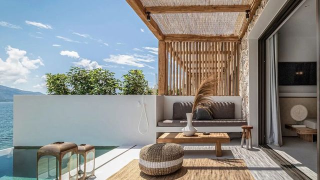 Private Terrasse mit Sitzgelegenheiten und Meerblick