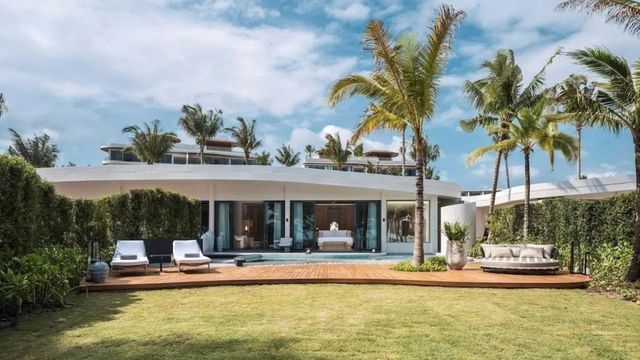 Luxuriöse Villa mit Pool und Palmen im Anantara Koh Yao Yai Resort