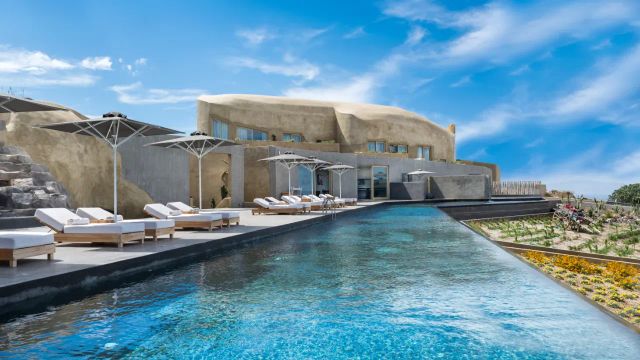 Andronis großer Pool und Liegestühle mit Schirmen zum Sonnen