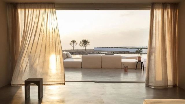 Weitläufige Terrasse mit Meerblick bei Sonnenuntergang