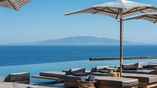 Andronis Arcadia Pool mit Liegestühlen und Sonnenschirmen