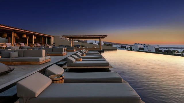 Andronis Arcadia Santorini bei Sonnenuntergang am Pool