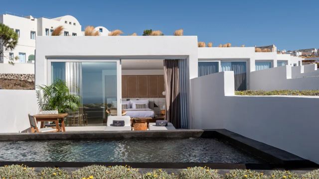 Andronis Arcadia Sunset Villa von draußen mit Pool und besonnter Atmosfaire