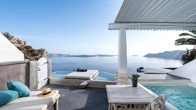 Private Terrasse mit atemberaubendem Meerblick und elegantem Mobiliar.