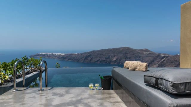Andronis Concept Wellness Liegestuhl mit Meerblick und Bergen