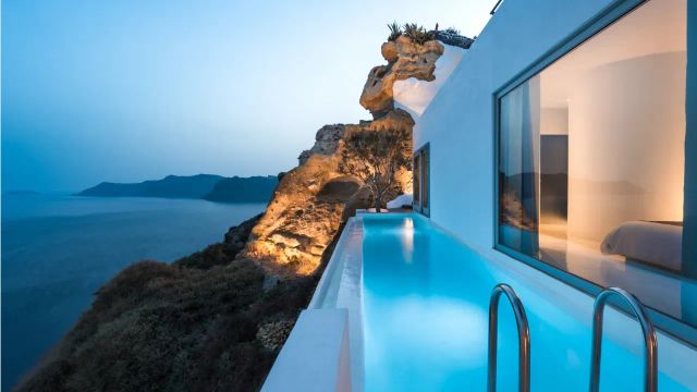 Andronis Luxury Suites Infinity Pool bei Dämmerung