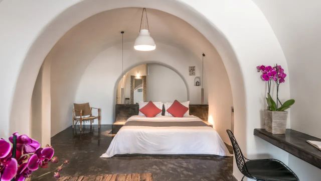 Andronis Luxury Suites King Size Bett mit pinken Blumen zur Deko