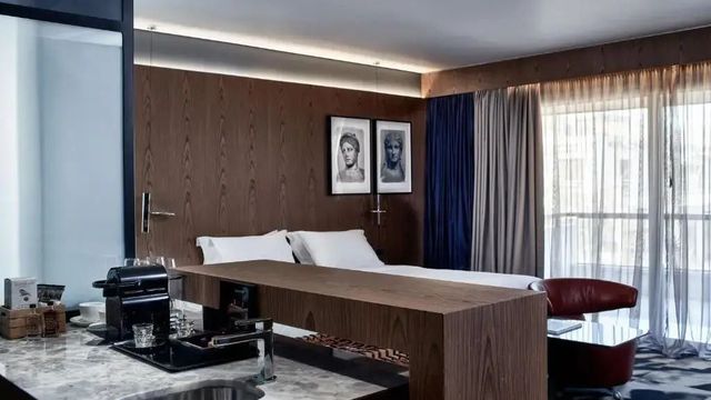 Modernes Hotelzimmer mit Doppelbett und eleganter Inneneinrichtung