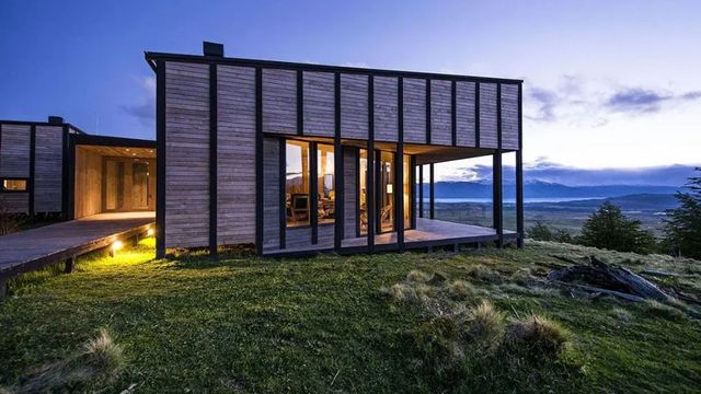 Moderne Holzvilla mit Panoramablick auf die patagonische Landschaft