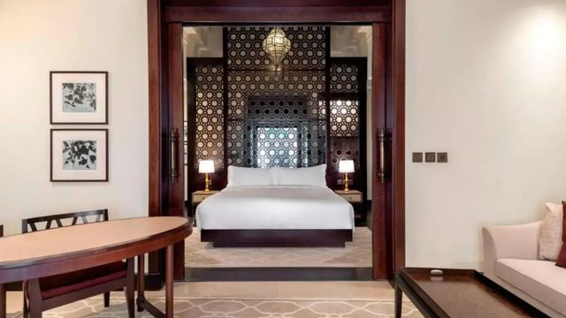 Luxuriöses Schlafzimmer mit Holzakzenten und stilvoller Einrichtung