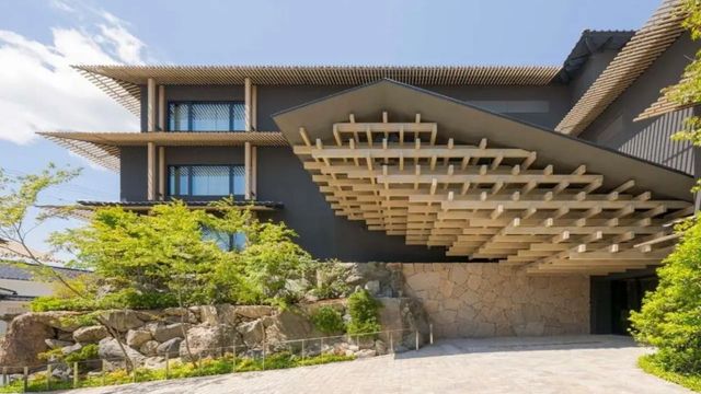 Eindrucksvolle Fassade des Banyan Tree Higashiyama Kyoto mit modernen architektonischen Details