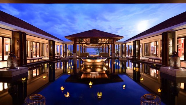 Wunderschöner Innenhof mit Reflexionen im Wasser und stimmungsvoller Beleuchtung