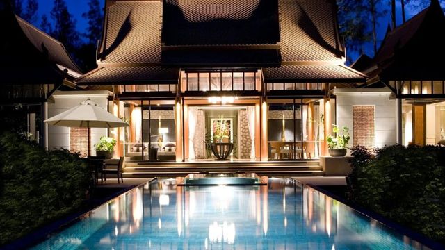 Luxuriöse Villa mit privatem Pool und thailändischer Architektur bei Nacht