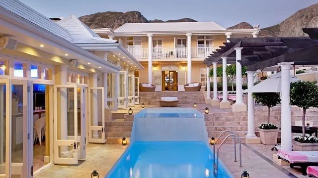 Infinity-Pool mit Blick auf elegantes Hotelgebäude