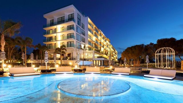 Beach Ibiza bei Nacht und hell schimmernden Pool