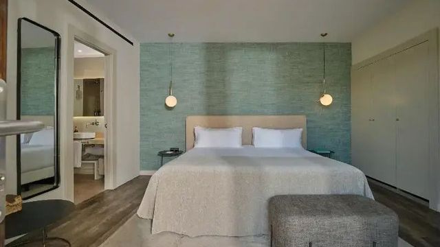 Geräumiges Doppelzimmer mit modernem Design und komfortablem Bett.