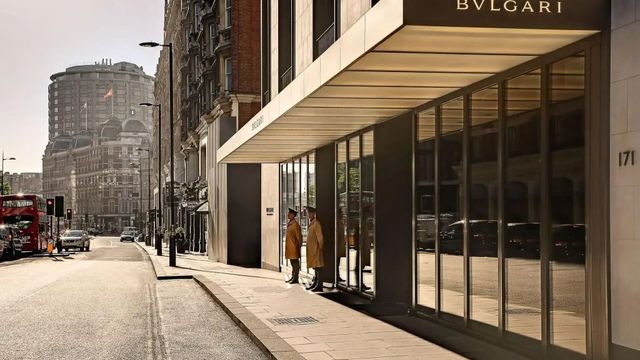Eingangsbereich des Bvlgari Hotels in London mit moderner Architektur