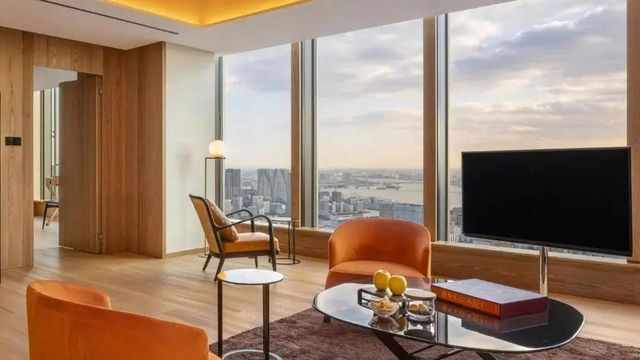 Suite mit großem Fenster und spektakulärem Blick auf die Stadtlandschaft.