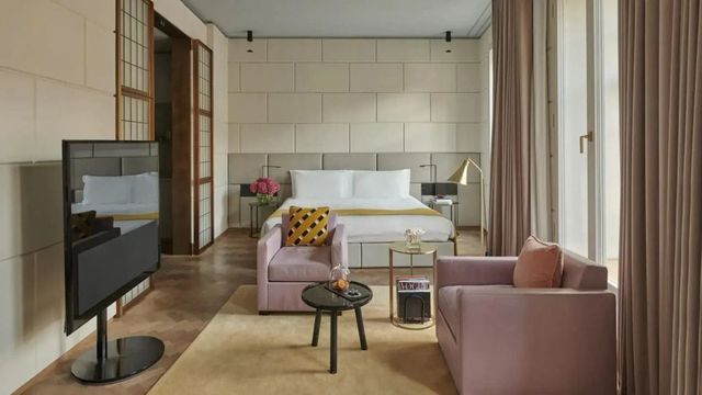 Helle Junior-Suite mit Doppelbett und stilvollen Akzenten in Rosa