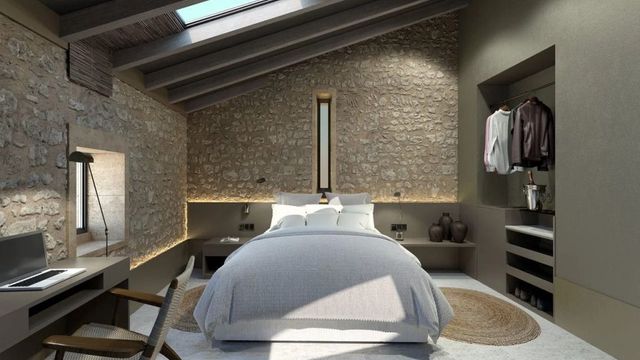 Luxuriöses Schlafzimmer mit Holzbalken, Steinwand und weichem Licht