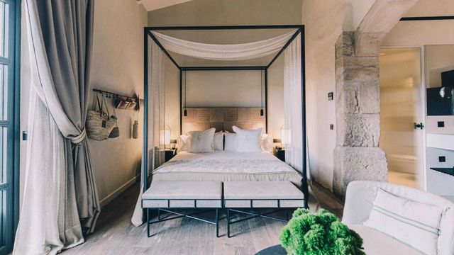 Junior Suite mit romantischem Himmelbett und modernen Dekorationselementen