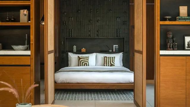 Luxuriöses Schlafzimmer mit Holzakzenten und moderner Dekoration