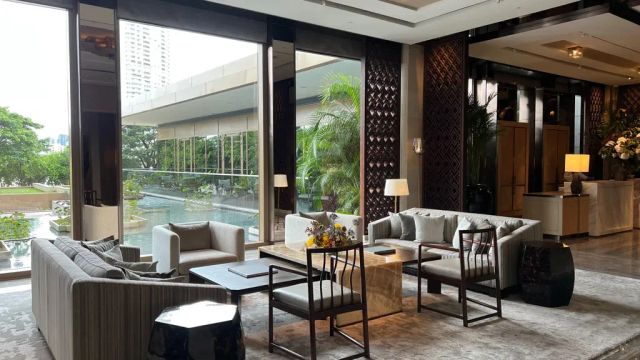 Capella Bangkok Lobby in hellem Ambiente