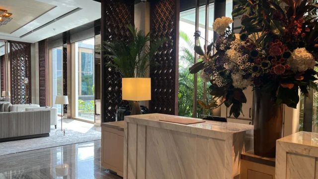 Capella Bangkok Lobby im warmen Ambiente