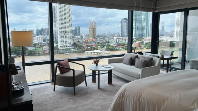 Capella Bangkok Premier Riverfront Schlafzimmer mit Stadtblick