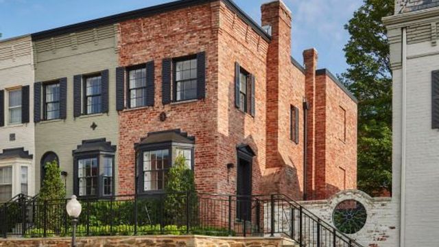 Elegante Backsteinfassade des Rosewood Washington DC mit Treppe