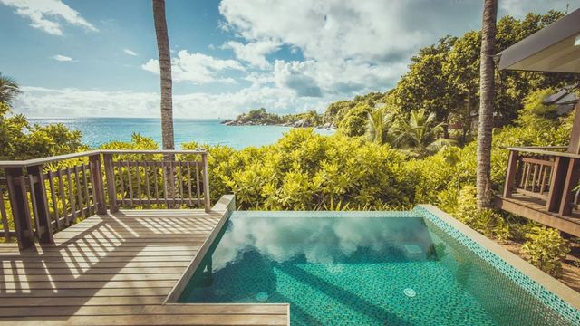Privater Pool mit Meerblick und Palmen im Carana Beach Hotel.