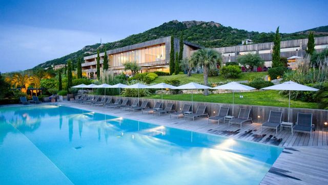 Luxuriöser Außenpool des Hotel Casadelmar mit Liegestühlen und Sonnenschirmen