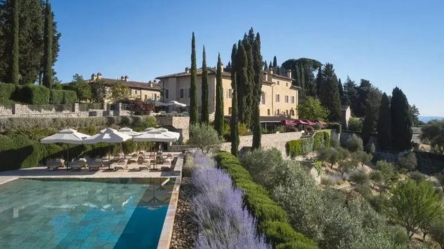 Luxuriöses Landhotel mit Pool umgeben von Zypressen und Lavendel in der Toskana