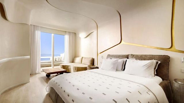 Helles Zimmer mit Blick auf das Meer und moderner Einrichtung