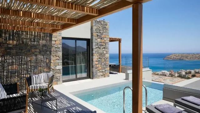 Private Terrasse mit Pool und Meerblick im Cayo Exclusive Resort & Spa