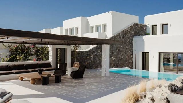 Terrasse mit Pool und modernen Sitzmöbeln am Katikies Chromata Santorini