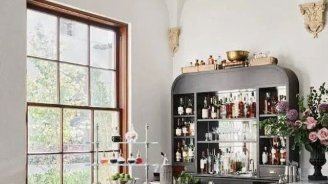 Elegante Bar in stilvollem Raum mit hohen Decken und großen Fenstern