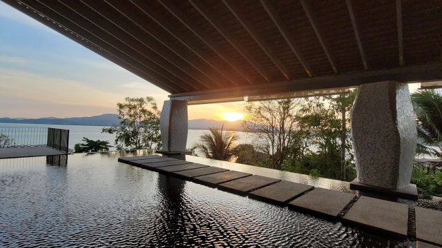 Como point yamu Pool mit Steinen zum überqueren