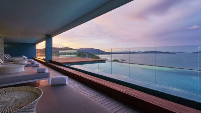 Como point yamu Pool mit Blick auf den Sonnenuntergang