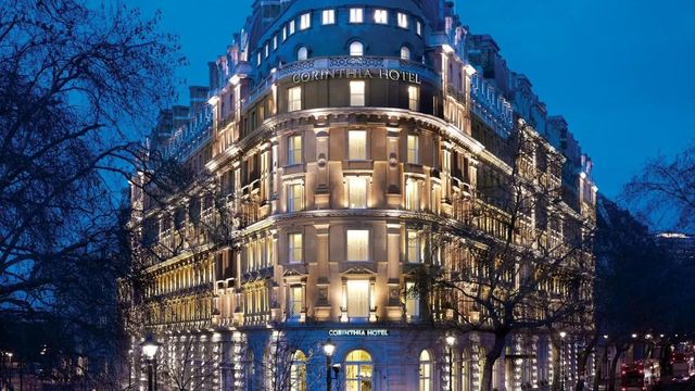 Elegante Fassade des Corinthia London bei Nacht mit Beleuchtung